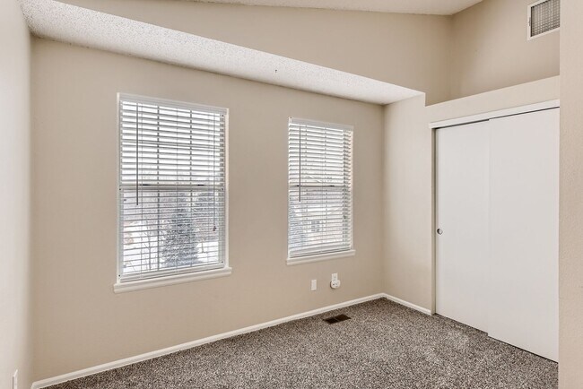 Building Photo - 3 Bedroom 3 Bath in Littleton next to horseshoe park!!