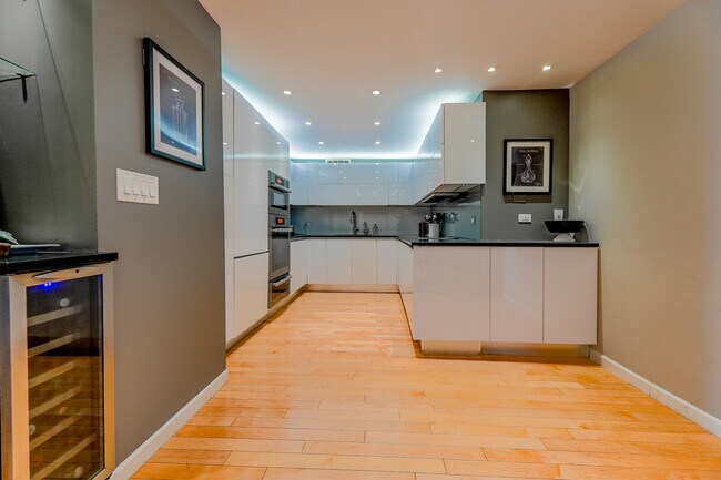 Building Photo - 1212 N Lake Shore Dr