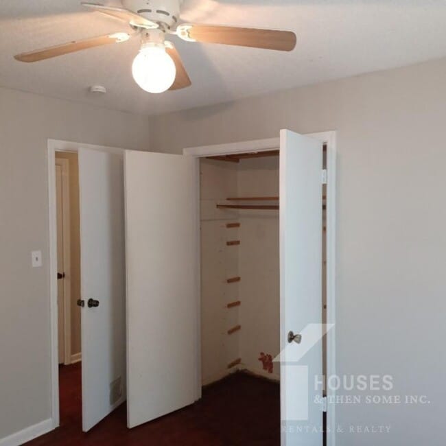 Building Photo - 218 Singing Woods Ln