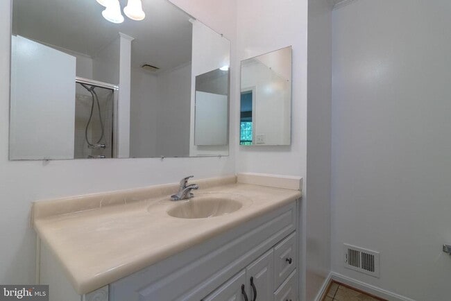 Building Photo - 4796 Gainsborough Dr