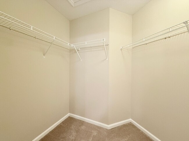 Building Photo - BEAUTIFUL 3/2.5 Hillcrest Townhome with ov...