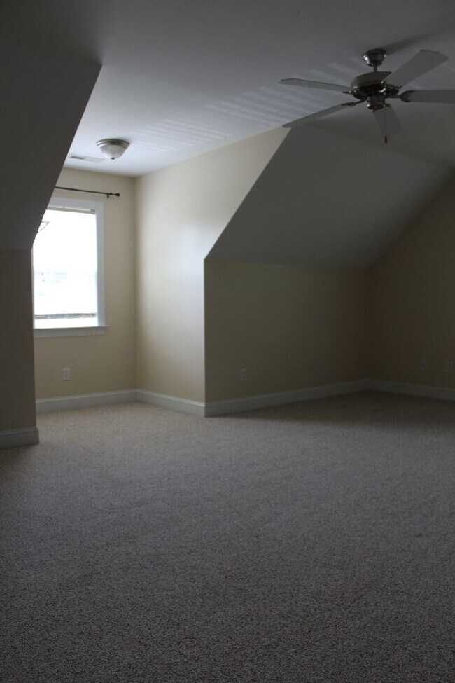 Building Photo - 113 Red Field Pl