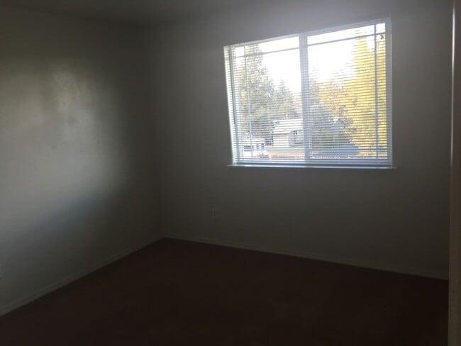 Building Photo - Conveniently Located 2 Bed/1.5 Bath Townhome in SW Redmond