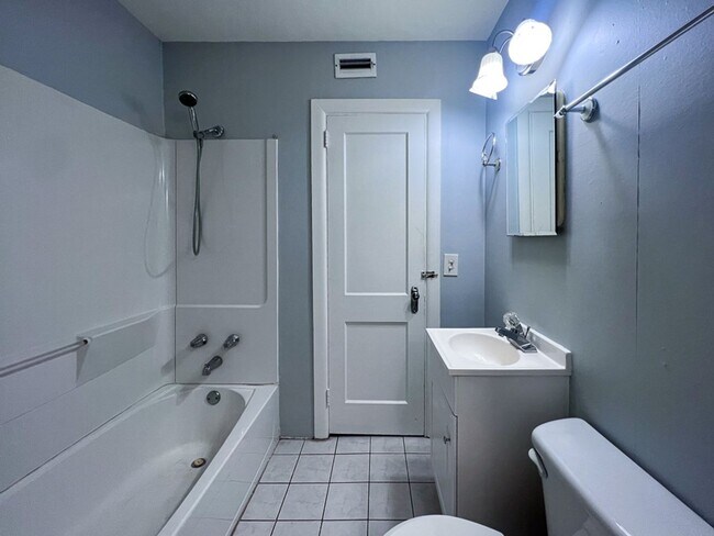 Building Photo - Pet Friendly 3BR/2BA Bungalow located in Gainesville Heights Available Mid-August!