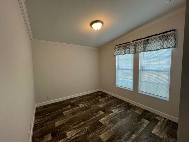 Building Photo - 10 Eland Dr