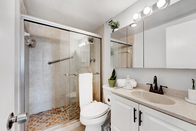 Building Photo - 400 Kings Point Dr