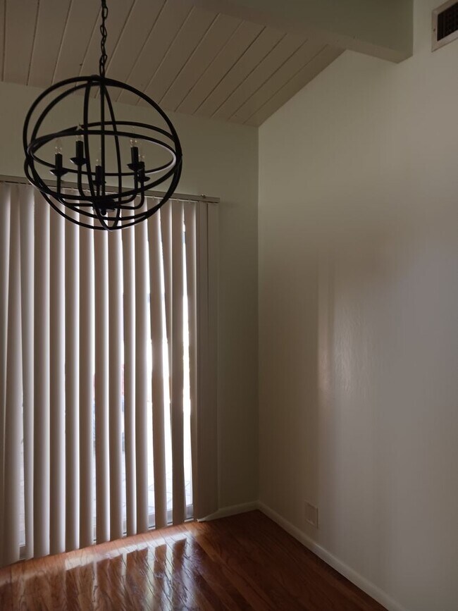 Building Photo - Duplex for RENT!