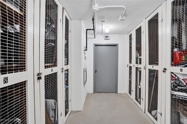 Building Photo - 1150 Hillsboro Mile Unit 1016