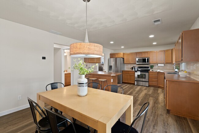 Building Photo - 1610 N Corbin Ln