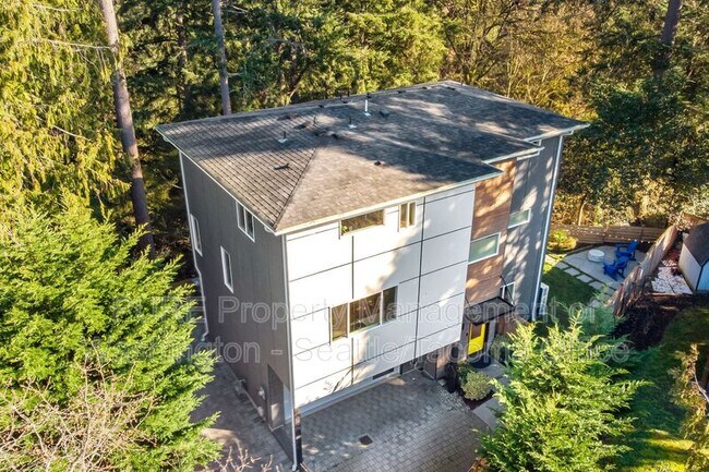 Building Photo - 7229 Turquoise Dr SW