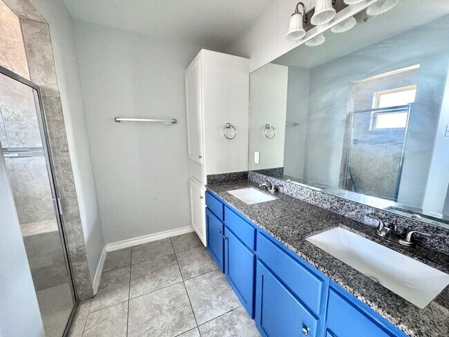 Building Photo - 515 Graneros Ave