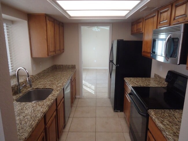 Building Photo - Nice 2/2 plus a den in Turtle Rock 6 for l...