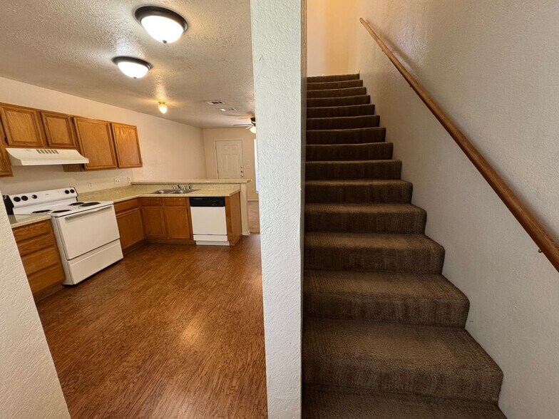 Building Photo - 1100 Leslie Cir