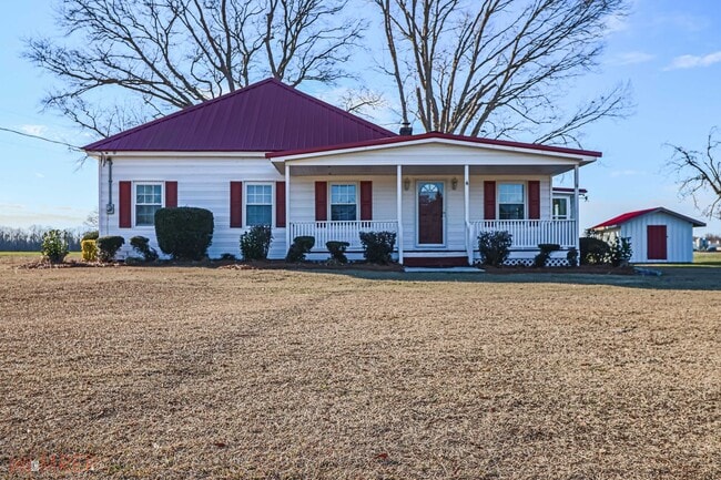 Building Photo - RENOVATED FARMHOUSE in Mt. Olive!