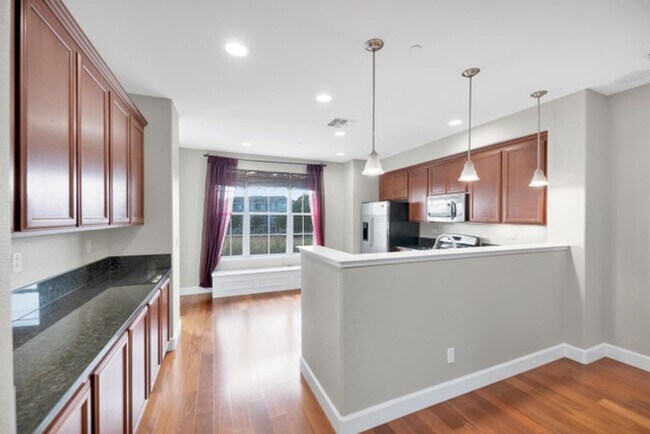 Building Photo - Townhouse - Beautiful 4bdrm, 3 bath - Rocklin