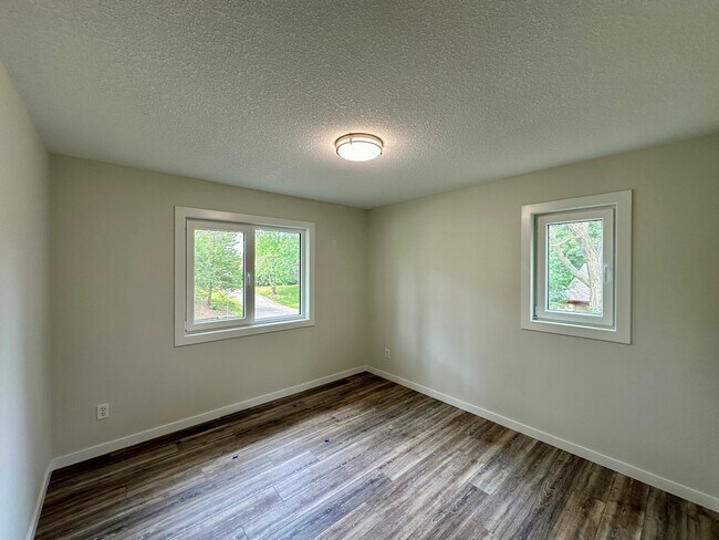 Building Photo - 3206 Vale Cir SW