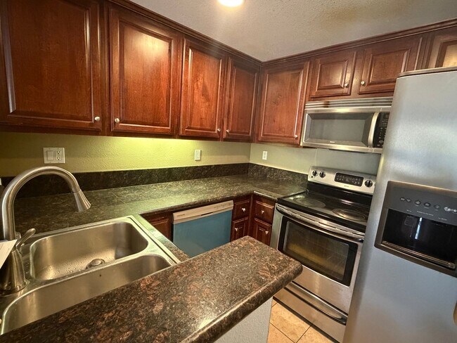 Building Photo - Spacious 2 Bedroom, 2.5 Bath Two-Story Townhome UTC