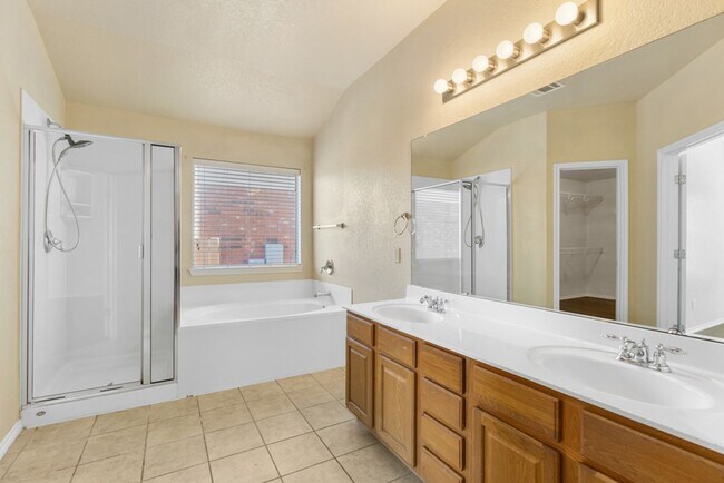 Building Photo - Charming Home Awaits: Spacious & Modern Li...