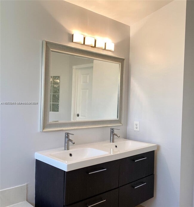 Building Photo - 15627 SW 16th Ct