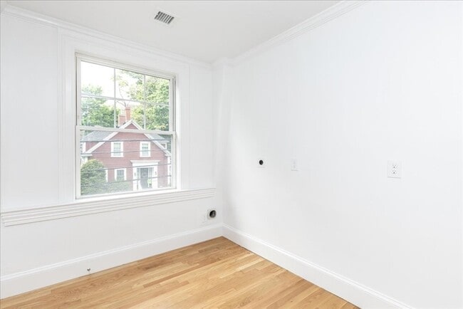 Building Photo - 247 Hale St