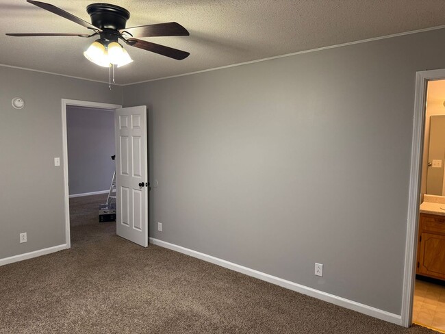 Building Photo - Charming 3 bd/2 ba with Basement!! Home Ne...