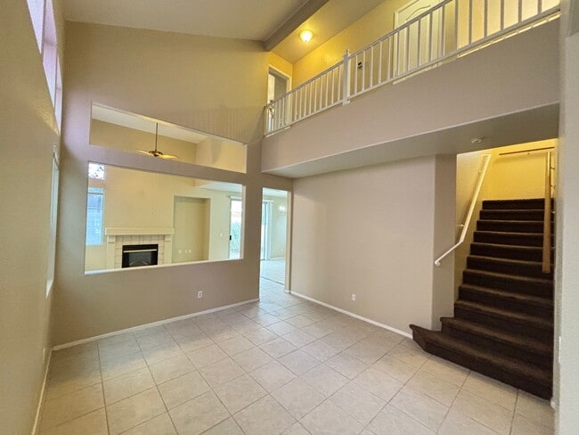 Building Photo - Gorgeous 3Bed/3Bath Home in the Gated Gree...