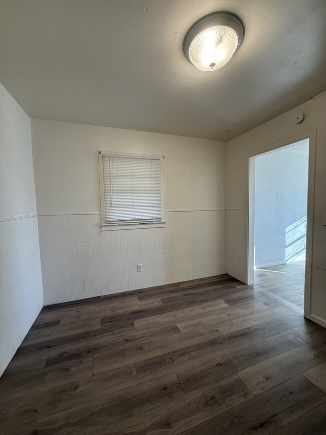 Building Photo - 105 N Avenue U