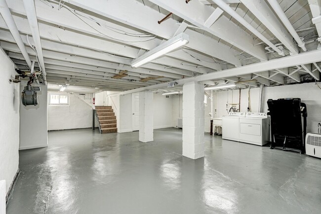 Building Photo - 4350 River Rd NW