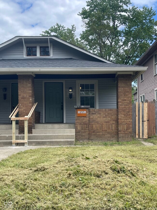 Primary Photo - 1221 N Oxford St