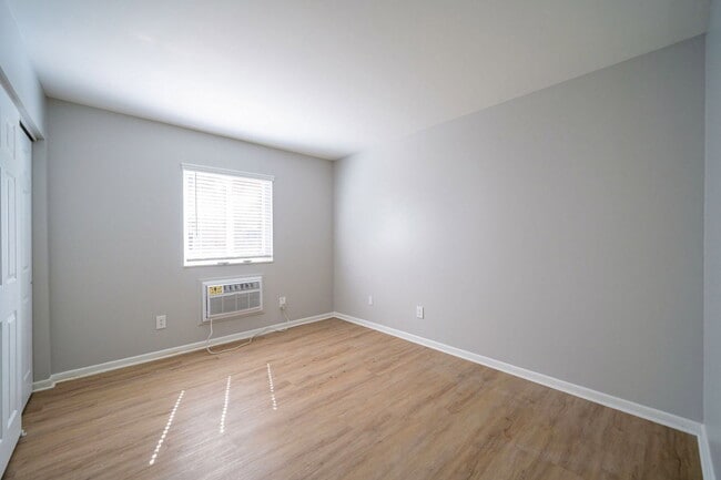 Building Photo - 651 Riverview Dr