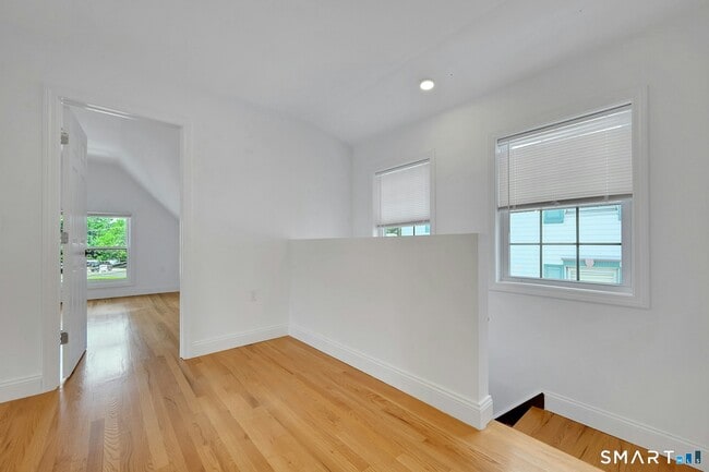 Building Photo - 125 Tunxis Hill Rd