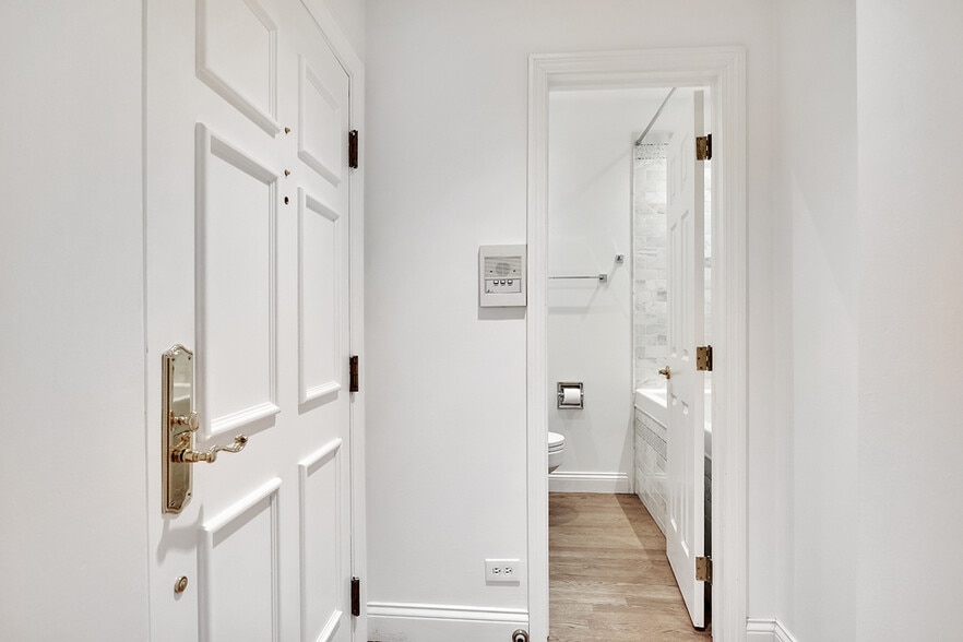 Building Photo - 1228 N Dearborn St