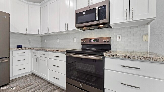 Building Photo - 14654 W Avalon Dr