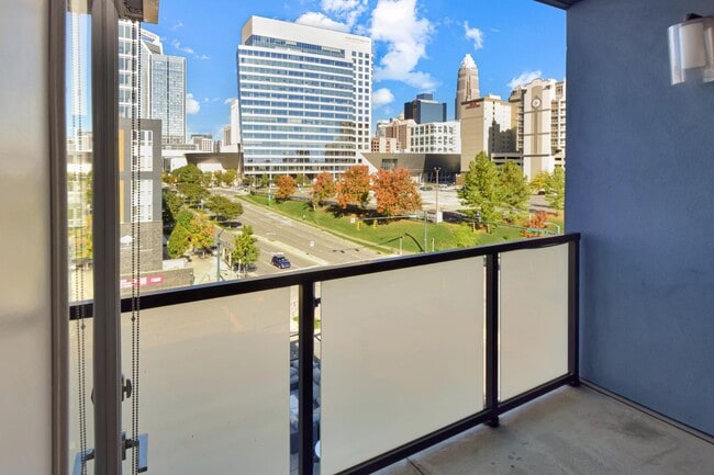 Building Photo - 101 S Tryon St