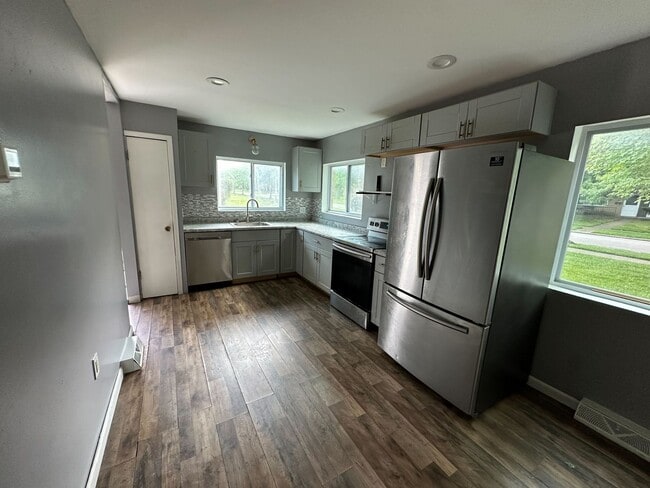 Building Photo - Discover this newly renovated 3-bedroom, 1.5-bath home in Euclid