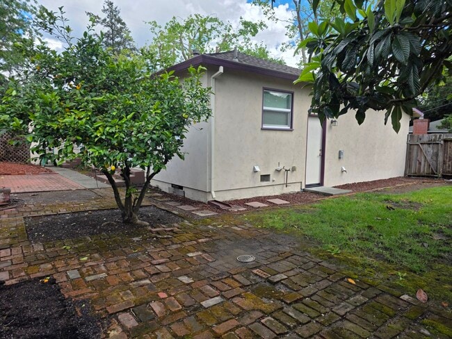 Building Photo - 1545 Brookside Dr