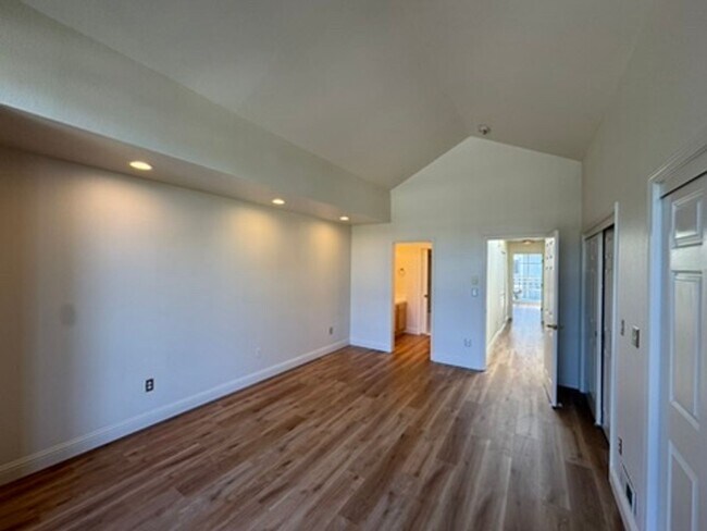 Building Photo - 280 Portola Dr