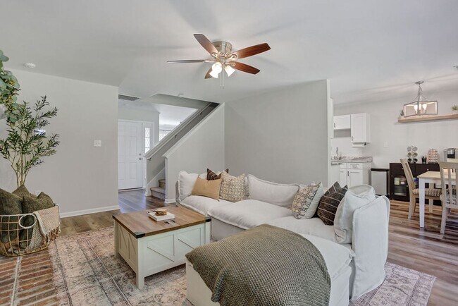 Building Photo - 3 bedroom 2.5 bath with bonus room in Lega...