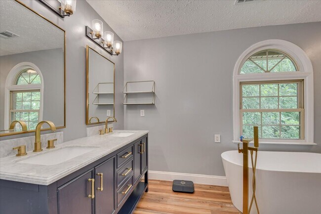 Building Photo - 4 bedroom 3 full bathroom home in heart of...