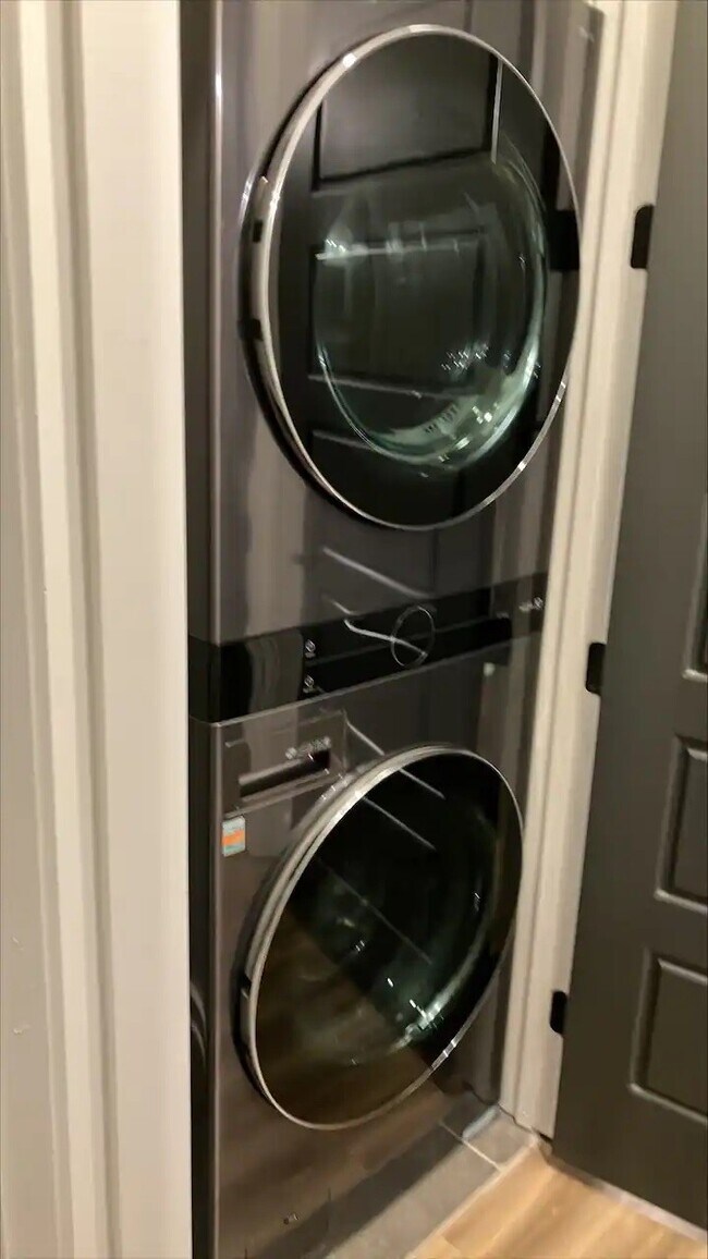 Building Photo - 738 Douglas Ave