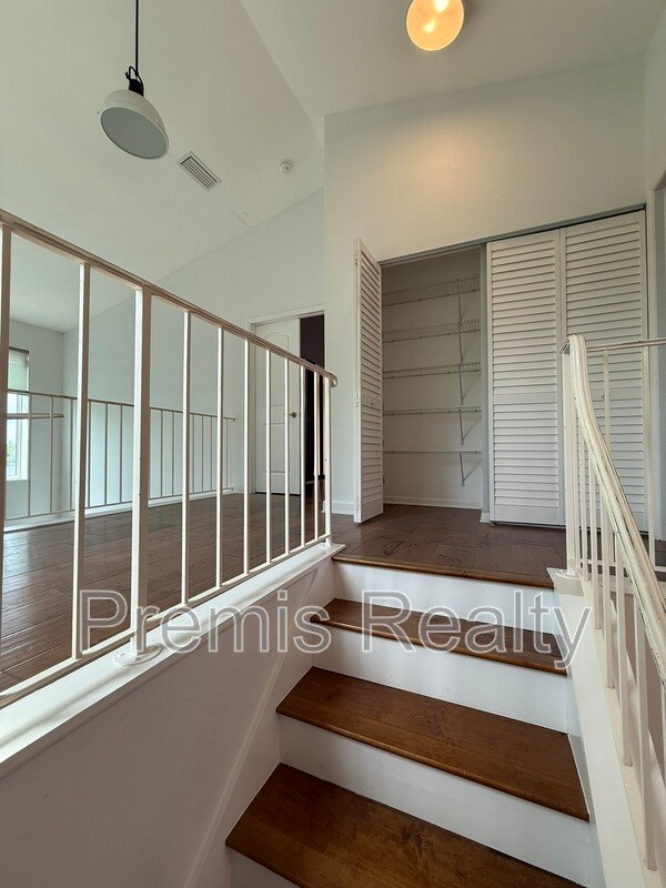 Building Photo - 1070 Sanibel Ct