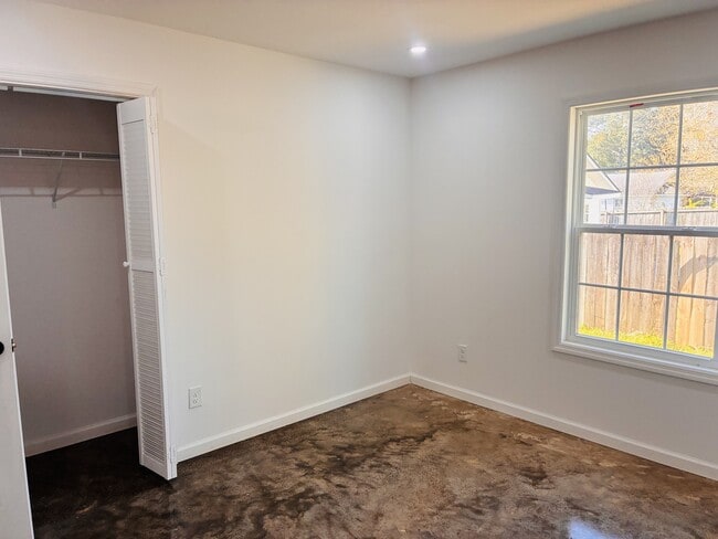 Building Photo - 411 Elm St