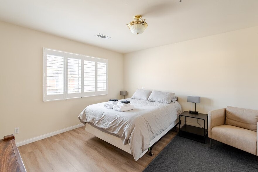 2nd Bedroom w/Private Full Bathroom - 199 N Lincoln Ave