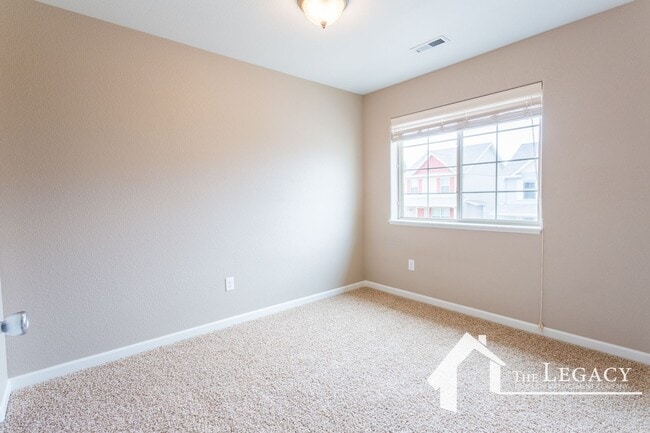Building Photo - Westside Townhome