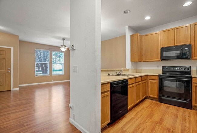 Building Photo - Cute 2bd, 2.5ba Townhome Across from Cottonwood Park....shorter lease term available