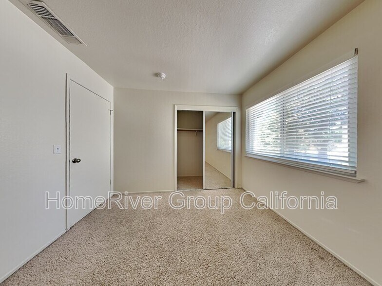 Building Photo - 9127 Newhall Dr
