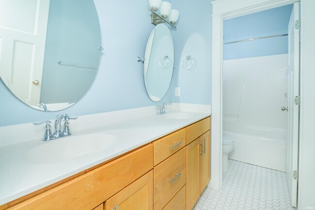 Building Photo - 819 S Morton St