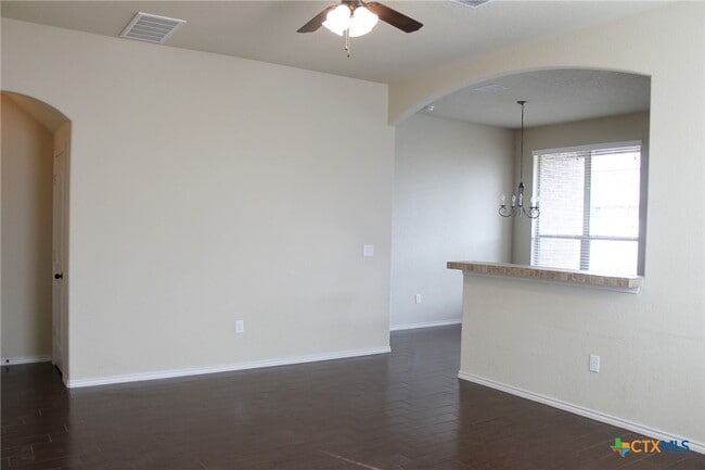 Building Photo - 665 Creekside Cir