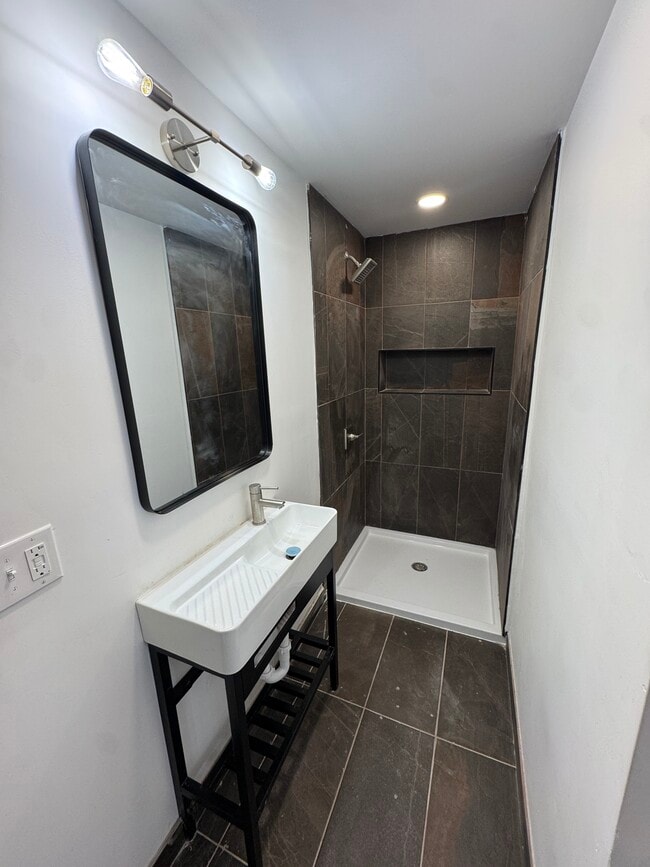 Building Photo - 839 S Jackson St