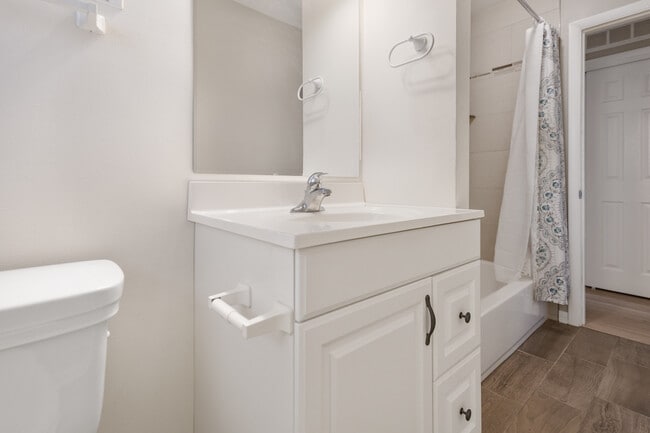 Building Photo - 635 Love St